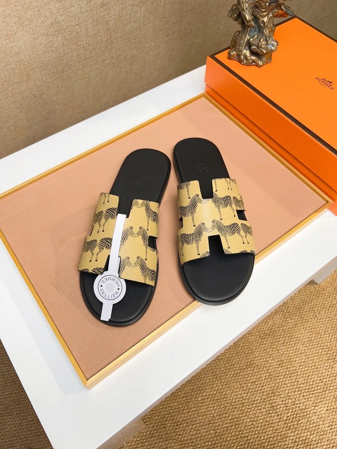 Men's clothing and shoes 💰280 💅💅💅 new arrival. Hermes Hermes official website latest counter synchronized new oran color leather H slippers, the original Paris version flew back to the original model and opened the mold to make it perfectly🍌The highest quality Sincerity, you can enter and leave the counter at will [Deyi] The upper is made of original customized  colored palm prints, crocodile print, ostrich print, colored cow leather, colored cow suede, 🤔 horse hair, 🥳 colored diamonds, 🥰 3D printing, and other genuine leather slippers, imported cow pattern foot pad lining, Italian  latest original genuine leather combination outsole Code number: 38-48 (customized at 46.47.48) Can be made into picture combination sole with genuine leather pattern and ordinary molded outsole
